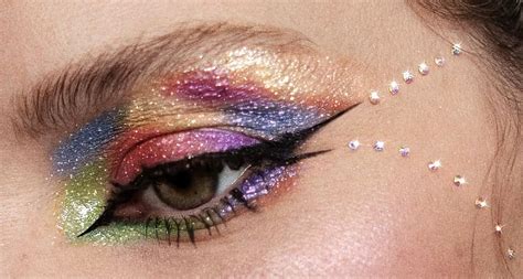Creating a bold and vibrant eye look using half mafic liquid eyeshadow